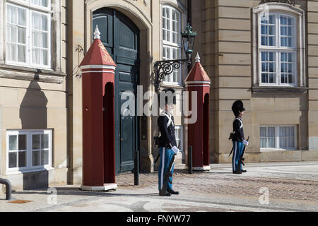 Copenhagen, Danimarca - 16 Marzo 2016: Fotografia della guardia presso il Palazzo Reale di Amalienborg. Foto Stock