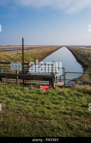 Pye's Hall Sluice, sette città Eau, Donna Nook Riserva Naturale Nazionale, Lincolnshire, Regno Unito. Foto Stock