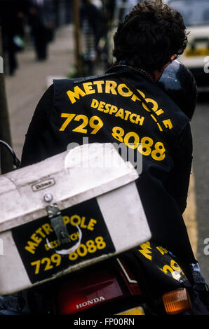 Motocicletta di corrieri nel centro di Londra nel 1986. Scansione da 35mm pellicola di scorrimento. Foto Stock