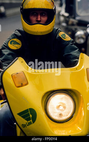 Motocicletta di corrieri nel centro di Londra nel 1986. Scansione da 35mm pellicola di scorrimento. Foto Stock