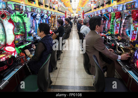 Occupato Pachinko Parlor a Nagasaki, in Giappone Foto Stock