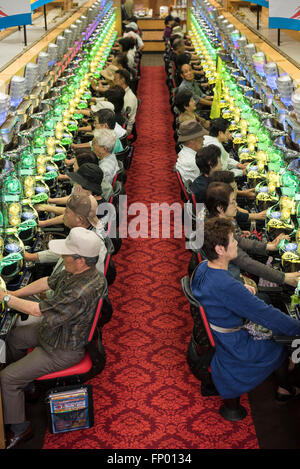 Occupato Pachinko Parlor a Nagasaki, in Giappone Foto Stock