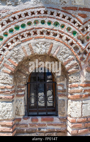 Piccola finestra nella parete della Santa Chiesa Paraskeva, Nessebar, Bulgaria Foto Stock