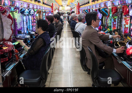 Occupato Pachinko Parlor a Nagasaki, in Giappone Foto Stock