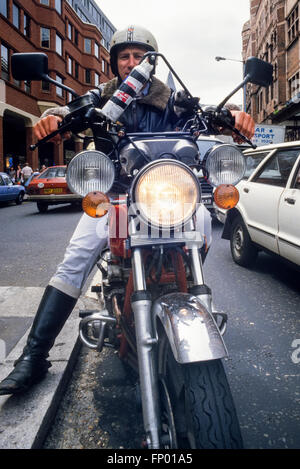 Motocicletta di corrieri nel centro di Londra nel 1986. Scansione da 35mm pellicola di scorrimento. Foto Stock