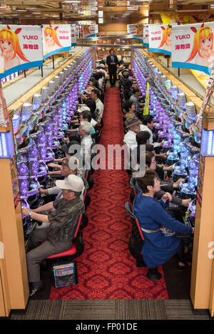 Occupato Pachinko Parlor a Nagasaki, in Giappone Foto Stock