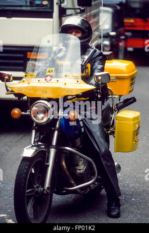 Motocicletta di corrieri nel centro di Londra nel 1986. Scansione da 35mm pellicola di scorrimento. Foto Stock