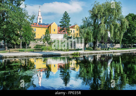 Chiesa e convento di Tapolca è in mirroring il livello delle acque del lago. Ungheria, Europa centrale. Architettura e natura. Foto Stock