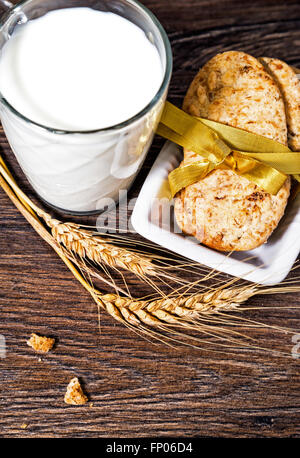 La prima colazione con latte e cereali e biscotti Foto Stock