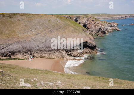 Famiglia sulla baia isolata nei pressi di ampia Haven South Beach nei pressi di Bosherton, Pembrokeshire Wales UK Foto Stock