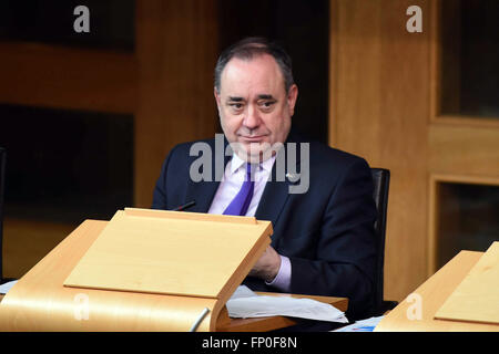 Edimburgo, Scozia, Regno Unito, 16 marzo, 2016. Scozia dell ex primo ministro Alex Salmond raffigurato nella camera del parlamento scozzese dopo la realizzazione del suo ultimo discorso prima di salire verso il basso come un MSP, Credito: Ken Jack / Alamy Live News Foto Stock