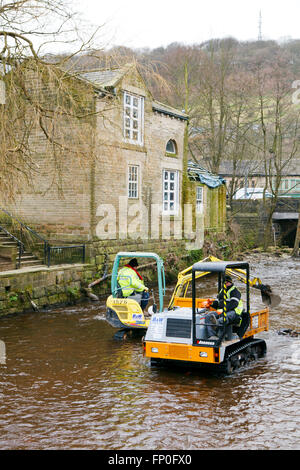 Hebden Bridge, nello Yorkshire, Regno Unito. Xv Mar, 2016. Macerie essendo rimosso da Hebden Beck di alleviare il futuro delle inondazioni. © Graham Hardy/Alamy Live News Foto Stock