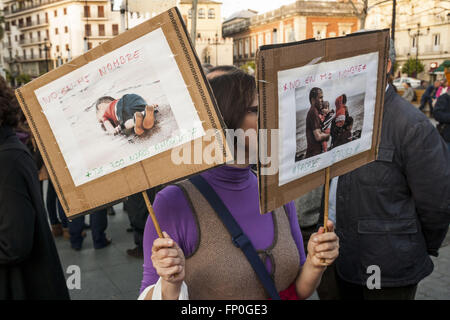 Siviglia, Spagna. 16 Mar, 2016. Il dimostratore proteste contro la trattativa dell'UE con la Turchia per il ritorno dei profughi. Le ONG, i sindacati, i partiti politici e le associazioni per la difesa dei diritti umani hanno chiamato per le dimostrazioni in 52 città in Spagna © Daniel Gonzalez Acuna/ZUMA filo/Alamy Live News Foto Stock