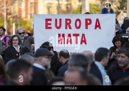 Siviglia, Spagna. 16 Mar, 2016. I dimostranti protestano contro la trattativa dell'UE con la Turchia per il ritorno dei profughi. Le ONG, i sindacati, i partiti politici e le associazioni per la difesa dei diritti umani hanno chiamato per le dimostrazioni in 52 città in Spagna © Daniel Gonzalez Acuna/ZUMA filo/Alamy Live News Foto Stock