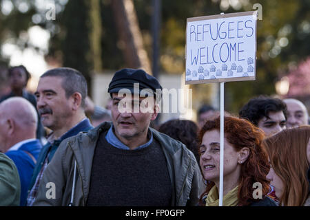 Siviglia, Spagna. 16 Mar, 2016. I dimostranti protestano contro la trattativa dell'UE con la Turchia per il ritorno dei profughi. Le ONG, i sindacati, i partiti politici e le associazioni per la difesa dei diritti umani hanno chiamato per le dimostrazioni in 52 città in Spagna © Daniel Gonzalez Acuna/ZUMA filo/Alamy Live News Foto Stock