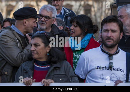 Siviglia, Spagna. 16 Mar, 2016. Leader del partito Podemos in Andalusia TERESA RODRIGUEZ (R ) proteste contro la trattativa dell'UE con la Turchia per il ritorno dei profughi. Le ONG, i sindacati, i partiti politici e le associazioni per la difesa dei diritti umani hanno chiamato per le dimostrazioni in 52 città in Spagna © Daniel Gonzalez Acuna/ZUMA filo/Alamy Live News Foto Stock