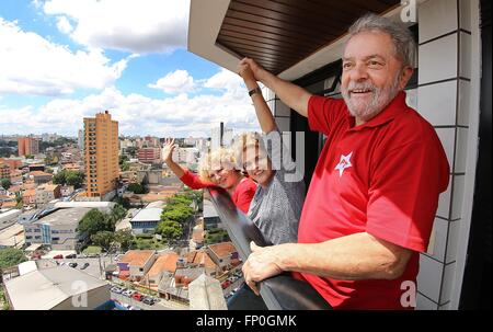 (160316) -- SAO PAULO, 16 marzo 2016 (Xinhua) -- Immagine presa il 5 marzo 2016 mostra al Presidente del Brasile Dilma Rousseff (C) e il Brasiliano ex Presidente Luiz Inacio Lula da Silva (R) durante la sua visita a Lula da Silva ha la residenza in Sao Bernardo do Campo, nella periferia di Sao Paulo, Brasile. Il brasiliano ex Presidente Luiz Inacio Lula da Silva è stato nominato capo del personale per il Presidente Dilma Rousseff del gabinetto, funzionari del governo hanno detto il mercoledì. (Xinhua/Andre Dusek/AGENCIA ESTADO (JG) (sp) ***BRASILE FUORI*** Foto Stock