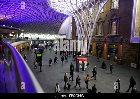 Londra, Regno Unito. 16 marzo, 2016. Mattina pendolari sono trattati con una varietà unica mostra da musicisti e artisti di strada durante le ore di punta alla stazione di King Cross a il primo al mondo mai International musicista di strada giorno viene annunciato dal sindaco di Londra. Credito: Dinendra Haria/Alamy Live News Foto Stock