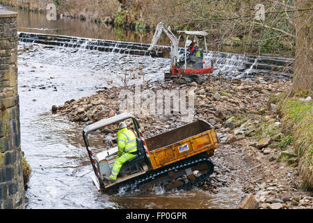 Hebden Bridge, nello Yorkshire, Regno Unito. Xv Mar, 2016. Una piccola traccia di gomma vettore rende via fiume fino ad essere caricati con macerie dragati fuori Hebden Beck a seguito delle inondazioni in Hebden Bridge. © Graham Hardy/Alamy Live News Foto Stock