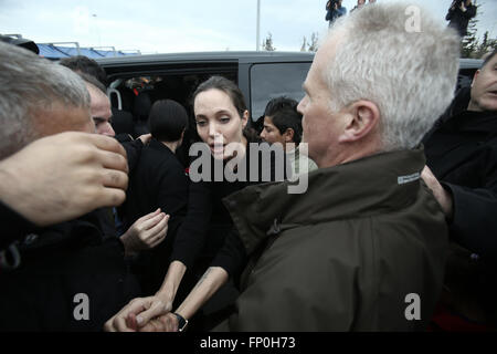 Atene, Grecia. 16 Mar, 2016. Actrice americano Angelina Jolie, Inviato Speciale per l'Alto Commissario delle Nazioni Unite per i Rifugiati (ACNUR), ha visitato i rifugiati e i migranti al Eleonas centro di ospitalità nel centro di Atene. Credito: Panayiotis Tzamaros/Pacific/Alamy Live News Foto Stock