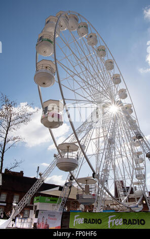 Bianco massiccio ruota panoramica Ferris con cialde bianco volteggiare in un profondo cielo blu con e soffici nuvole bianche utilizzato come attrazione turistica in Dudley town center Foto Stock