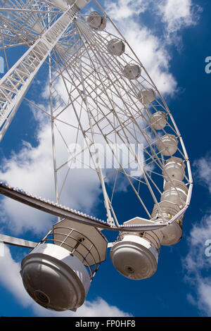 Bianco massiccio ruota panoramica Ferris con cialde bianco volteggiare in un profondo cielo blu con e soffici nuvole bianche utilizzato come attrazione turistica in Dudley town center Foto Stock