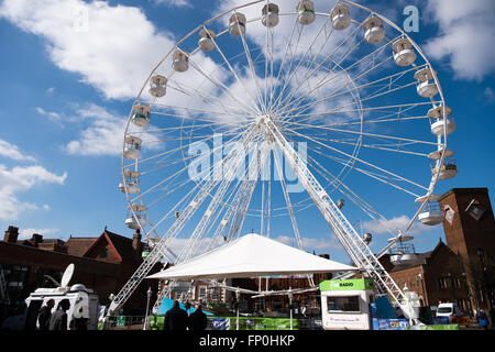 Vista di una grande ruota panoramica Ferris in Dudley storico centro città in una giornata di sole. È stato un consiglio bid per incoraggiare i visitatori a nero in paese Foto Stock