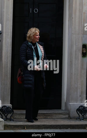 Londra, Regno Unito. 16 marzo, 2016. Anna Soubry (Ministro per le piccole imprese) lascia la riunione del gabinetto al numero 10 di Downing Street prima il cancelliere o lo scacchiere George Osborne offre il suo discorso budget in House of Commons all ora di pranzo. Credito: Paolo Marriott/Alamy Live News Foto Stock