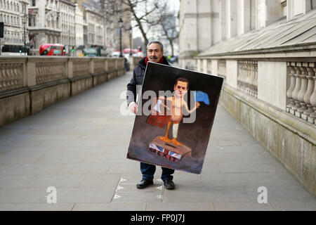 Londra, Regno Unito. 16 marzo, 2016. Artista Kaya Mar può contenere fino a un dipinto di George Osborne in Whitehall al di fuori di Downing Street prima il cancelliere o lo scacchiere George Osborne offre il suo discorso budget in House of Commons all ora di pranzo. Credito: Paolo Marriott/Alamy Live News Foto Stock