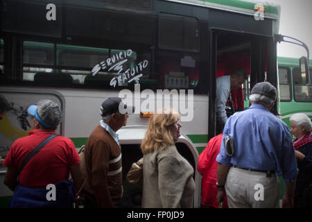 Città del Messico. 16 Mar, 2016. Residenti prendere un bus del sistema di trasporti pubblici in città del Messico, capitale del Messico il 16 marzo 2016. A causa della fase I ambientali emergenza atmosferica per l'ozono, metropolitana e filobus, il trasporto di passeggeri e di rete luce treno sostenuto il trasporto pubblico di mercoledì. © Alejandro Ayala/Xinhua/Alamy Live News Foto Stock