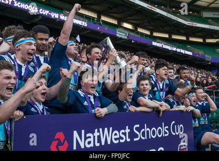 Londra, Regno Unito. 16 marzo, 2016. I giocatori di Northampton scuola per ragazzi festeggiare la conquista del vaso durante la NatWest scuole U18 Cup finale tra Northampton andSt Ambrogio College a Twickenham Stadium il 16 marzo 2016 a Londra, Inghilterra. Credito: Gary Mitchell/Alamy Live News Foto Stock