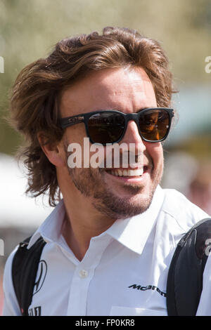 Albert Park di Melbourne, Australia. Xvii Mar, 2016. Fernando Alonso (ESP) #14 dalla McLaren Honda team di Formula 1 nel paddock al 2016 Australian Formula One Grand Prix all'Albert Park di Melbourne, Australia. Sydney bassa/Cal Sport Media/Alamy Live News Foto Stock