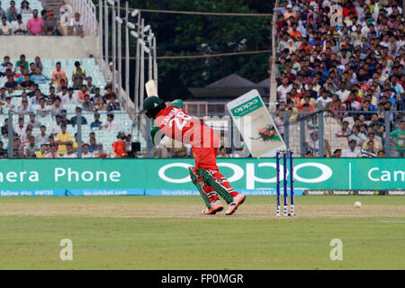 Kolkata, India. 16 Mar, 2016. Il Pakistan i battiti in Bangladesh dal 55 scorre nel loro primo Super 10 match di ICC T20 World Cup. Dopo aver vinto toss Pakistan set target di 202s con Ahmed Shehzad, Mohammad Hafeez e skipper Shahid Afridi riproduzione brillante singolo inning. In risposta, il Bangladesh potrebbe gestito solo 146 corre nel loro 20 over, con Shakib Al Hasan non rimangono fuori in 50 di 40 sfere. © Saikat Paolo/Pacific Press/Alamy Live News Foto Stock