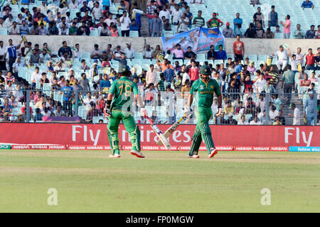 Kolkata, India. 16 Mar, 2016. Il Pakistan i battiti in Bangladesh dal 55 scorre nel loro primo Super 10 match di ICC T20 World Cup. Dopo aver vinto toss Pakistan set target di 202s con Ahmed Shehzad, Mohammad Hafeez e skipper Shahid Afridi riproduzione brillante singolo inning. In risposta, il Bangladesh potrebbe gestito solo 146 corre nel loro 20 over, con Shakib Al Hasan non rimangono fuori in 50 di 40 sfere. © Saikat Paolo/Pacific Press/Alamy Live News Foto Stock