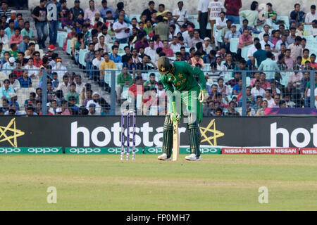 Kolkata, India. 16 Mar, 2016. Il Pakistan i battiti in Bangladesh dal 55 scorre nel loro primo Super 10 match di ICC T20 World Cup. Dopo aver vinto toss Pakistan set target di 202s con Ahmed Shehzad, Mohammad Hafeez e skipper Shahid Afridi riproduzione brillante singolo inning. In risposta, il Bangladesh potrebbe gestito solo 146 corre nel loro 20 over, con Shakib Al Hasan non rimangono fuori in 50 di 40 sfere. © Saikat Paolo/Pacific Press/Alamy Live News Foto Stock