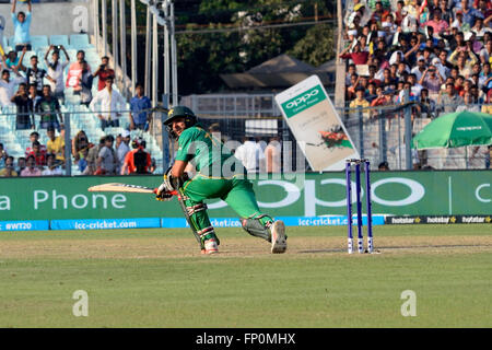 Kolkata, India. 16 Mar, 2016. Il Pakistan i battiti in Bangladesh dal 55 scorre nel loro primo Super 10 match di ICC T20 World Cup. Dopo aver vinto toss Pakistan set target di 202s con Ahmed Shehzad, Mohammad Hafeez e skipper Shahid Afridi riproduzione brillante singolo inning. In risposta, il Bangladesh potrebbe gestito solo 146 corre nel loro 20 over, con Shakib Al Hasan non rimangono fuori in 50 di 40 sfere. © Saikat Paolo/Pacific Press/Alamy Live News Foto Stock