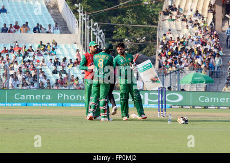 Kolkata, India. 16 Mar, 2016. Il Pakistan i battiti in Bangladesh dal 55 scorre nel loro primo Super 10 match di ICC T20 World Cup. Dopo aver vinto toss Pakistan set target di 202s con Ahmed Shehzad, Mohammad Hafeez e skipper Shahid Afridi riproduzione brillante singolo inning. In risposta, il Bangladesh potrebbe gestito solo 146 corre nel loro 20 over, con Shakib Al Hasan non rimangono fuori in 50 di 40 sfere. © Saikat Paolo/Pacific Press/Alamy Live News Foto Stock