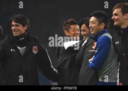 Tokyo, Giappone. Il 27 febbraio, 2016. (L-R) Gustavo de Marco, Ryuji Bando, Hiroki Shibuya, Nobuhiro Kato, Nejc Pecnik (Ardija) Calcio/Calcetto : Omiya Ardija head coach Hiroki Shibuya celebra con i suoi giocatori dopo il 2016 J1 League 1 stadio match tra F.C.Tokyo 0-1 Omiya Ardija a Ajinomoto Stadium a Tokyo in Giappone . (Foto di ESTREMO ORIENTE PREMERE/AFLO Foto Stock