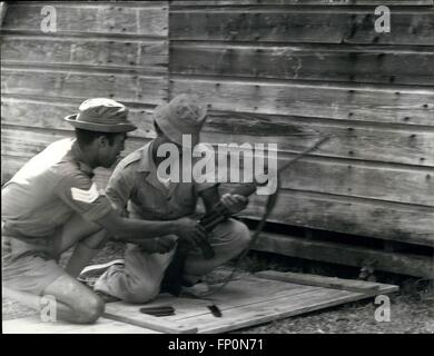 1962 - Honduras britannico - mondo della nuovissima hot-spot?: Honduras britannico, l' unica colonia britannica in America centrale, sembra necome rapidamente il centro di un nuovo internazionale divampano. Nei prossimi giorni, si intende la Royal Navy attacco portaerei Ark Royal con 30 Da Buccaneer e bombardieri fantasma a bordo sarà arrivato a Belize, la più grande città ed ex capitale della popolazione 120.000 dipendenza. Altre sei navi e 4.000 truppe sono anche riportati come voce per Honduras britannico. La forza britannica è stato inviato a seguito di segnalazioni di truppe guatemalteco massing sulla bor Foto Stock