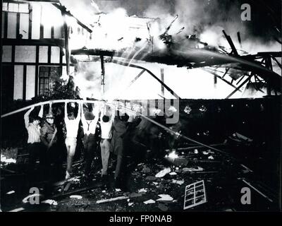 1972 - Nairobi Kenya: i civili e i vigili del fuoco si uniscono per cercare di estinguere le fiamme che ruggito attraverso le macerie del Norfolk Hotel di Nairobi, fine per la Vigilia di Capodanno e all'inizio del nuovo anno il giorno dopo una massiccia esplosione naufragare il 68 anno vecchio edificio. Credits: Camerapix © Keystone Pictures USA/ZUMAPRESS.com/Alamy Live News Foto Stock