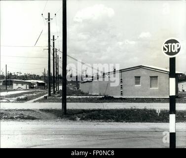 1962 - Honduras britannico - mondo della nuovissima hot-spot?: Honduras britannico, l' unica colonia britannica in America centrale, sembra che potrebbe rapidamente necome centro un nuovo internazionale divampano. Nei prossimi giorni, si intende la Royal Navy attacco portaerei Ark Royal con 30 Da Buccaneer e bombardieri fantasma a bordo sarà arrivato a Belize, la più grande città ed ex capitale della popolazione 120.000 dipendenza. Altre sei navi e 4.000 truppe sono anche riportati come voce per Honduras britannico. La forza britannica è stato inviato a seguito di segnalazioni di truppe guatemalteco concentrate sul confine Foto Stock