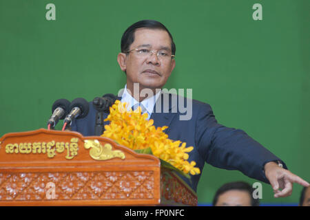 Phnom Penh Cambogia. Xvii Mar, 2016. Primo ministro cambogiano Hun Sen parla durante una cerimonia di laurea presso l Università di Norton in Phnom Penh Cambogia, Marzo 17, 2016. Hun Sen ha detto Giovedi ha già chiesto all'Assemblea Nazionale a rimescolare il suo gabinetto il 4 Aprile al fine di aumentare l'efficienza del lavoro. © Sovannara/Xinhua/Alamy Live News Foto Stock