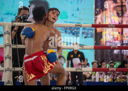 Ayutthaya, Thailandia. Xvii Mar, 2016. Questa immagine mostra due uomini combattimenti durante il dodicesimo mondo Wai Kru Muay Thai cerimonia.xii mondo Wai Kru Muay Thai cerimonia si terrà nei pressi della celebre Wat Maha That tempio in al parco storico di Ayutthaya e attirano ogni anno più di 1200 Muay Thai fighters da 57 paesi per presentare alcune della sacra arte marziale i rituali di Muay Thai boxing. Credito: Guillaume Payen/ZUMA filo/Alamy Live News Foto Stock