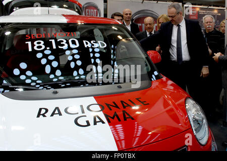 (160317) -- Belgrado, Marzo 17, 2016 (Xinhua) -- la Serbia il ministro dell'economia Zeljko Sertic (R, anteriore) guarda a un modello di FIAT prodotte in Serbia a Belgrado Car Show il 17 marzo a Belgrado in Serbia. La Belgrado Car Show è iniziato giovedì e potrebbe durare fino a Marzo 23. La manifestazione di quest'anno comprende circa 300 espositori provenienti da 20 paesi. (Xinhua/Nemanja Cabric) Foto Stock