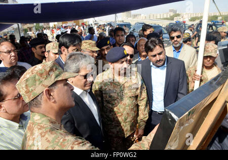 Governatore Sindh, Dr. Ishrat-ul-Ebad Khan ispeziona riaprire i lavori di costruzione di Lyari Express Way secondo tratto durante la cerimonia di premiazione che si terrà a Karachi il giovedì, 17 marzo 2016. Foto Stock