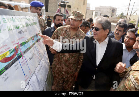 Governatore Sindh, Dr. Ishrat-ul-Ebad Khan ispeziona riaprire i lavori di costruzione di Lyari Express Way secondo tratto durante la cerimonia di premiazione che si terrà a Karachi il giovedì, 17 marzo 2016. Foto Stock