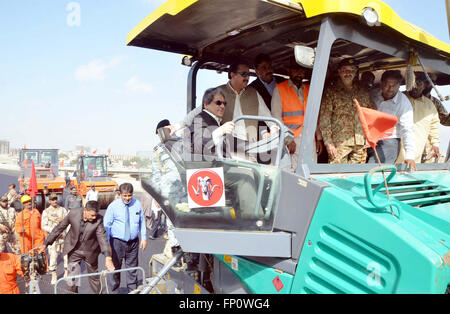 Governatore Sindh, Dr. Ishrat-ul-Ebad Khan ispeziona riaprire i lavori di costruzione di Lyari Express Way secondo tratto durante la cerimonia di premiazione che si terrà a Karachi il giovedì, 17 marzo 2016. Foto Stock