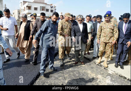 Governatore Sindh, Dr. Ishrat-ul-Ebad Khan ispeziona riaprire i lavori di costruzione di Lyari Express Way secondo tratto durante la cerimonia di premiazione che si terrà a Karachi il giovedì, 17 marzo 2016. Foto Stock