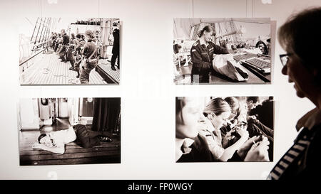 Amburgo, Germania. Xvii Mar, 2016. Fotografo Kathrin Wahrendorff guardando le sue foto di donne a bordo la formazione veliero Gorch Fock, all'Frauen an Bord (lit. Le donne a bordo) mostra presso il Museo Maritimes ad Amburgo, Germania, 17 marzo 2016. Foto: DANIEL BOCKWOLDT/DPA/Alamy Live News Foto Stock