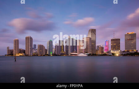 Mattina twilight oltre lo skyline di Miami, Miami, Florida, Stati Uniti d'America Foto Stock